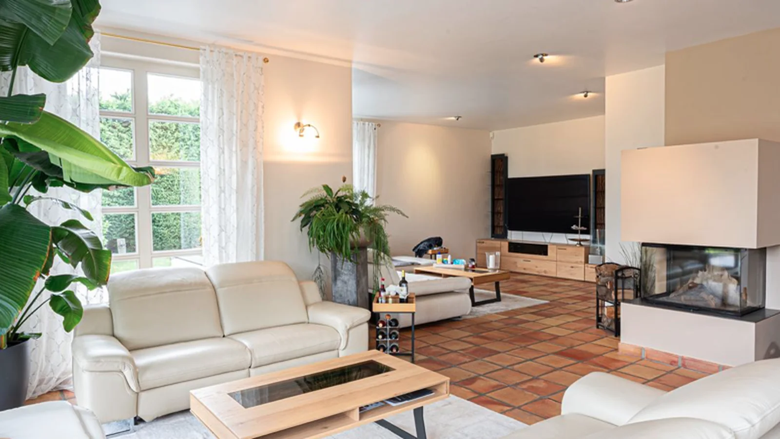 Helles Wohnzimmer mit Kamin und offener Gestaltung