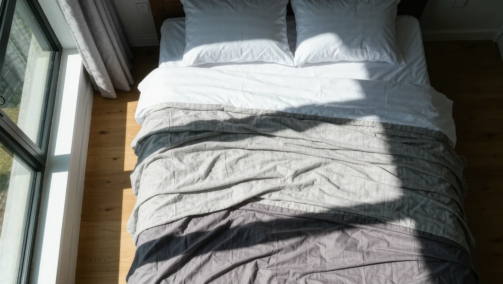 Symbolbild bezogenes Bett im Schlafzimmer